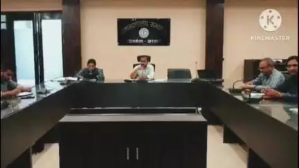 आदित्यपुर गम्हरिया: समाहरणालय सभागार में उपायुक्त ने कल्याण विभाग की योजनाओं की समीक्षा की