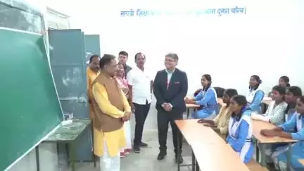कांसाबेल: मुख्यमंत्री विष्णुदेव साय ने 50 प्राथमिक स्कूलों के बच्चों के लिए सम्पर्क स्मार्ट किट का वितरण किया