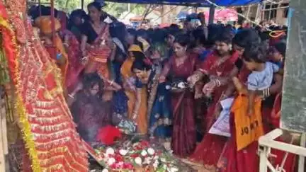 सारठ: बगीचा काली मंदिर में बंगाली समुदाय की महिलाओं ने की मां विपद्तारिणी की पूजा, सारठ और कई गांवों से आई महिलाएं