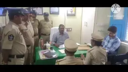ఎక్సైజ్ అసిస్టెంట్ సూపరింటెండెంట్ శ్రీరామ్ తో కలిసి హిందూపురం ఎక్సైజ్ స్టేషన్ ను తనిఖీచేసిన ఎక్సైజ్ శాఖ డిప్యూటీ కమిషనర్