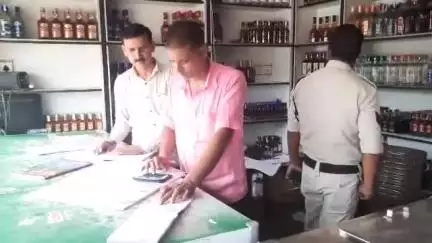 मुरैना नगर: शहर के पुराने बस स्टैंड चौराहे के पास शराब की दुकान में चोरी, पुलिस ने अभी तक एफआईआर नहीं लिखी