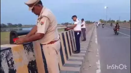 हनुमानगढ़: टाउन घग्घर पुल वन-वे मार्ग पर वाहन चालकों की सुरक्षा के लिए लगाई गई रेडियम पट्टियां, रात्रि दुर्घटनाओं को रोकने के लिए