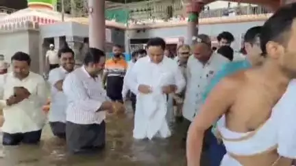 हातकणंगले: मंत्री आशिष शेलार यांनी नृसिंहवाडी येथील श्री दत्त मंदिरात दोन फूट पाण्यातूनच प्रदक्षिणा घेत दत्तदर्शन