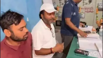 लातेहार: बिजली संकट पर कांग्रेस और भाजपा कार्यकर्ता एक मंच पर, लातेहार बिजली विभाग पहुंचे