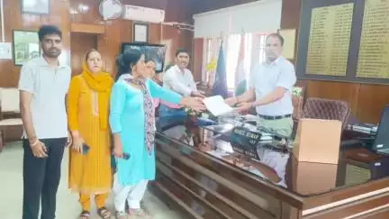 घुमारवीं: बरड गांव में शराब के ठेके के विरोध में ग्रामीणों का प्रदर्शन जारी, DC को सौंपा ज्ञापन
