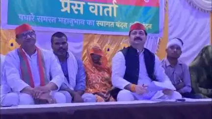 छतरपुर नगर: सपा प्रदेश अध्यक्ष मनोज यादव ने पंकज प्रजापति हत्याकांड के परिवार के लिए शस्त्र लाइसेंस की मांग की