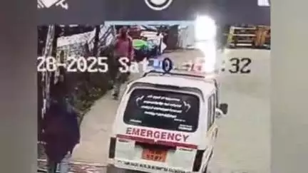 குன்னூர்: குன்னூர் லெவல் கிராசிங் பகுதியில் உள்ள வேகத்தடையில் ஆம்புலன்ஸ் ஏறி இறங்கும் போது   வெளியே விழுந்த நோயாளி