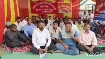चतरा: झारखंड राज्य चतुर्थ वर्गीय कर्मचारी संघ चतरा ने चार सूत्री मांगों के लिए समाहरणालय के पास दिया धरना