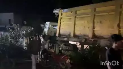 उदयपुर धरमजयगढ़: धरमजयगढ़ कालोनी में बेकाबू ट्रेलर वाहन ने बाइक चालक को टक्कर मारते हुए घर में घुसा, बाइक चालक बुरी तरह घायल