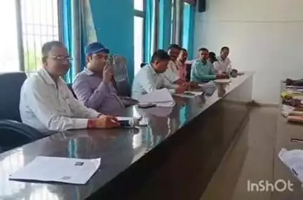 खानपुर: खानपुर प्रखंड मुख्यालय में घर-घर सर्वेक्षण कार्य के लिए बीएलओ को दिया गया प्रशिक्षण
