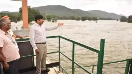 பென்னாகரம்: ஒகேனக்கல் காவிரி ஆற்றில் ஏற்பட்டுள்ள தண்ணீர் வரத்து அதிகரிப்பினை கலெக்டர் .சதீஸ், நேரில் கள ஆய்வு மேற்கொண்டார்கள்