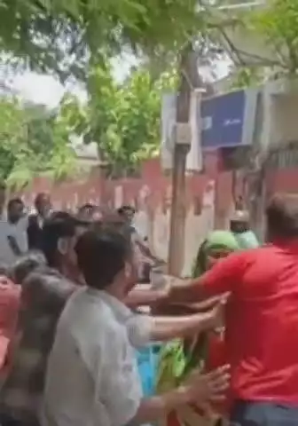 नवाबगंज: काशीराम कॉलोनी को लेकर महिलाओं के बीच भिड़ंत, विवाद कलेक्ट्रेट तक पहुंचा
