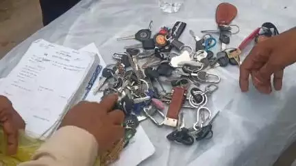 हरदा: बिना बीमा, लाइसेंस व हेलमेट वालों पर कार्रवाई: शहर के परशुराम चौक पर वाहनों की चाबियां जब्त, 100 वाहनों की हुई जांच