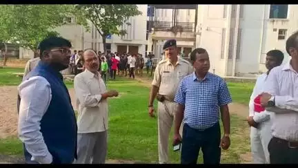 जामताड़ा: जामताड़ा उपायुक्त ने दुलाडीह आवासीय विद्यालय का किया निरीक्षण, एक सप्ताह में समस्याओं को सुधारने का दिया निर्देश