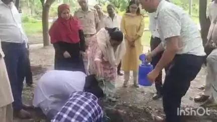 उनियारा: अलीगढ़ के हर्बल पार्क में जिला कलेक्टर कल्पना अग्रवाल ने किया पौधारोपण