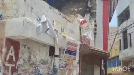 संभल: हयात नगर थाना इलाके में अतिक्रमण के खिलाफ भाजपा जिला सचिव और नगर पालिका अध्यक्ष ने पांच दुकानों पर चलाया हथोड़ा