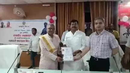 फतेहपुर: कलेक्ट्रेट में दानवीर भामाशाह जयंत्री पर अच्छे टैक्स जमा करने वाले व्यापारियों को सम्मानित किया गया, MLA सहित अधिकारी मौजूद