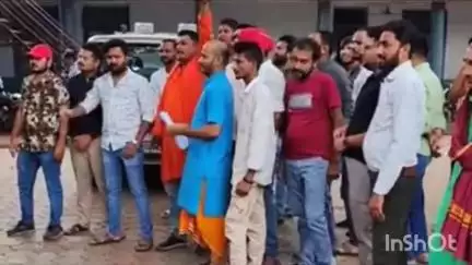 सिवनी मालवा: सिवनी मालवा में मंदिर की 2.5 एकड़ भूमि पर अवैध कब्जे का विरोध, मंदिर समिति ने तहसीलदार को सौंपा ज्ञापन