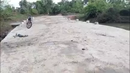 दतिया: ग्राम पंचायत उनाव के सरपंच की उदासीनता के चलते ग्रामीण परेशान, सड़क पर भरा पानी जिम्मेदार मौन #Jansamasya