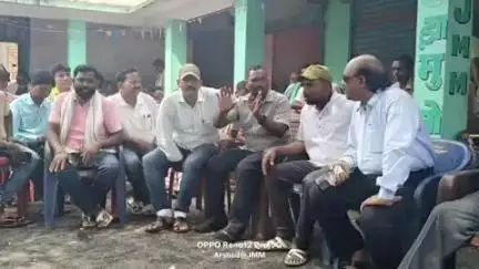 बरहेट: झामुमो पार्टी प्रखंड कार्यालय में सांसद विजय हांसदा ने कार्यकर्ताओं से कहा- सादगी से मनाया जाएगा हूल दिवस