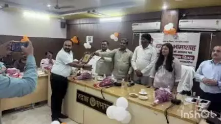 कासगंज: कलेक्ट्रेट पर आयोजित भामाशाह सम्मान समारोह में सर्वोच्च करदाता के रूप में सर्वोदय माहेश्वरी को किया गया सम्मानित