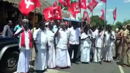 கீழ்வேளூர்: மேட்டூர் அணை திறந்தும் கீழையூர் கடைமடை பகுதிகளுக்கு நீர் வராததால் குருவை சாகுபடி பாதிப்பு,சிபிஎம் கட்சியினர் சாலை மறியல்