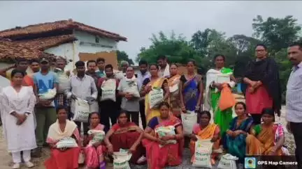 लोहरदगा: कोटा, बलसोता और भौरों में कृषि विभाग ने किसानों को मडुआ और मक्का बीज का वितरण किया