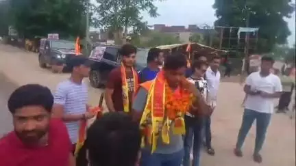 अमानगंज: बिलासपुर से बागेश्वर धाम के लिए पद यात्रा पर निकली 7 युवाओं की टोली पहुंची अमानगंज, हुआ स्वागत
