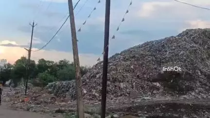 होशंगाबाद नगर: खोजनपुर स्थित ट्रेचिंग ग्राउंड में लग रहे कचरे के ढेर से स्थानीय लोगों को हो रही परेशानी#Jansamsya