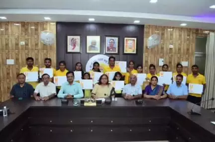 गोरखपुर: गोरखपुर विश्वविद्यालय में कुलपति ने योग प्रशिक्षकों को किया सम्मानित, योग जागरूकता बढ़ाने पर जोर दिया
