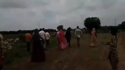 झालरापाटन: कलमंडी कलां गांव में जमीन की पैमाइस के दौरान दोनों पक्ष आपस में भिड़ गए, घटना में युवती घायल, अस्पताल में किया गया उपचार