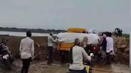 खागा: किशनपुर में बांदा जोड़ने वाला वैकल्पिक रास्ता बहा, रास्ते से निकलने वालों का हाल बेहाल