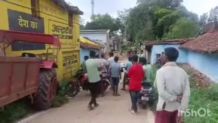 जशपुर: जशपुर जिले के ग्राम लोदाम में तेज रफ्तार ट्रैक्टर अनियंत्रित होकर बिजली के खंभे को तोड़ते हुए मकान में घुसा