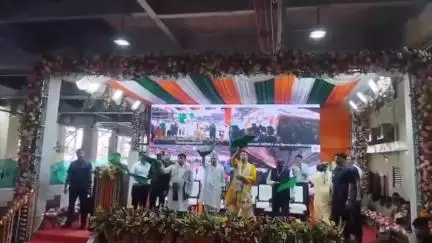 माननीय रेल मंत्री श्री #AshwiniVaishnaw ने हरी झंडी दिखाकर पुरुलिया-बांकुड़ा-हावड़ा मेमू ट्रेन का शुभारंभ किया। मसाग्राम होते हुए चलने वाली इस मेमू ट्रेन से पश्चिम बंगाल के लोगों को बहुत फायदा होगा। 
#Railinfra4WestBengal