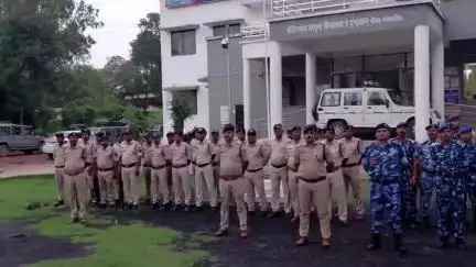 दमोह: रैपिड एक्शन फोर्स ने कोतवाली थाना से त्योहारों के मद्देनज़र फ्लैग मार्च किया
