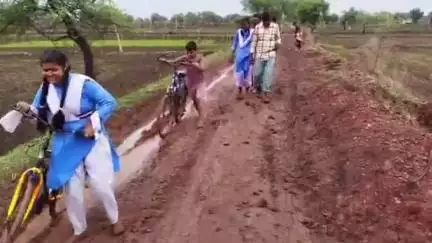 बेरला: श्यामपुर कांपा से पेंड्रीकला तक सड़क बेहाल स्कूली बच्चों का सफर कीचड़ में बरसात में सरकार व प्रशासन की खोली पोल#Jansamay