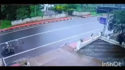നിലമ്പൂർ: കരുവാരക്കുണ്ടിൽ നിയന്ത്രണം വിട്ട കാർ സ്കൂട്ടറിൽ ഇടിച്ച് കയറി രണ്ടു വയസുകാരന് ദാരുണാന്ത്യം