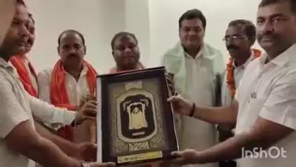 बिधूना: ऐरवाकटरा में राज्य मंत्री और जिला अध्यक्ष का फूलमालाओं के साथ हुआ स्वागत