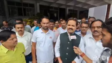 दुमका। यूपी के इटावा में यादव समाज के कथावाचकों के साथ अमानवीय व्यवहार के खिलाफ यादव महासभा ने किया विरोध प्रदर्शन।