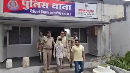 सनावद: बेडिया पुलिस ने अवैध गांजे की तस्करी करते 1 आरोपी को 3 किलो 700 ग्राम गांजे के साथ गिरफ्तार किया