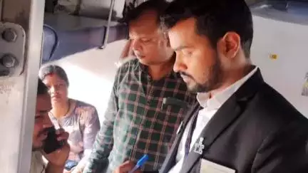 धनबाद/केंदुआडीह: धनबाद रेल मंडल के स्टेशनों पर मेगा टिकट चेकिंग अभियान, जुर्माने की राशि वसूली गई