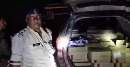 दुर्गावती: कर्णपुरा गांव के पास दुर्गावती पुलिस ने एक कार से 149 लीटर शराब बरामद की, धंधेवाज फरार