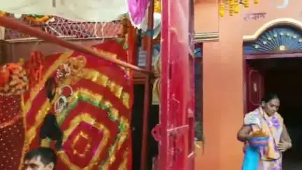 सुल्तानपुर: सुल्तानपुर के नैना माता मंदिर में उमड़ी श्रद्धालुओं की भीड़, भक्तों ने की पूजा-अर्चना