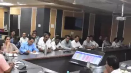 देवास नगर: नगर निगम में आयुक्त ने विभिन्न विभागों के कार्यों की समीक्षा की