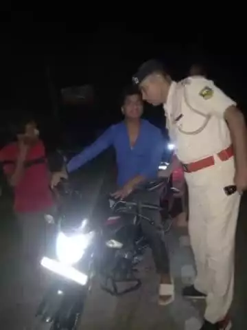 दलसिंहसराय: नए एसपी के निर्देशानुसार, अब रात्रि में भी हो रही बाइक सवारों की जांच, चलाया जा रहा सघन वाहन चेकिंग अभियान