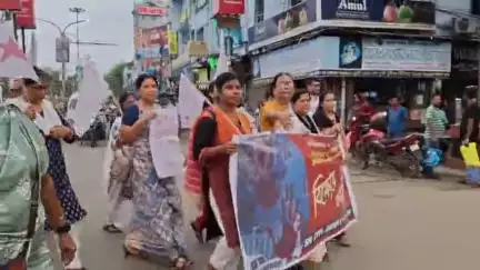 বর্ধমান ১: কসবার গনধর্ষনের প্রতিবাদে বর্ধমানের কার্জনগেট চত্বরে বিক্ষোভ ও রাস্তা অবরোধ SFI,DYFI ও মহিলা সমিতির