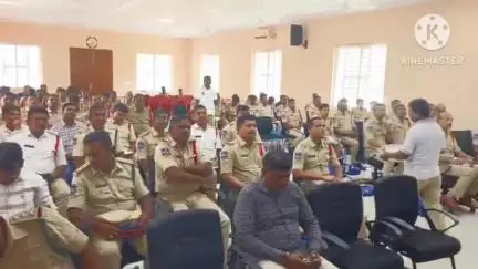 మంచిర్యాల: శాంతి భద్రతల, నేరాల నియంత్రణలో పోలీస్‌ అధికారులు అప్రమత్తంగా ఉండాలి: సిపి అంబర్‌ కిషోర్‌ ఝా