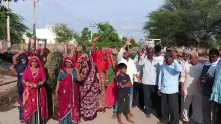 रतनगढ़: रतनगढ़ में संगम विहार कॉलोनी के पास पानी निकासी के लिए बनाए जा रहे नाले के विरोध में मोहल्लेवासियों ने किया प्रदर्शन