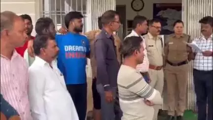सिवनी: आवारा सूअरों से परेशान बीझावाड़ा, मानेगांव व कोहका गांव के किसानों ने डुंडा सिवनी थाना प्रभारी को सौंपा आवेदन