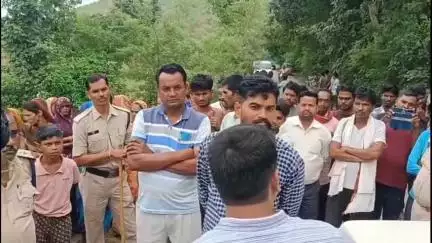 उचेहरा: धनेह गांव के राजिया हार में प्रशासनिक अमले की मौजूदगी में नहर का रुका निर्माण कार्य हुआ शुरू